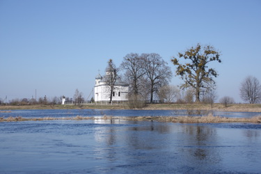 Церковь среди воды.