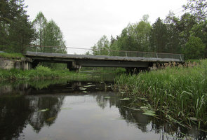 Мост находится в 2 км. от озера Ужо