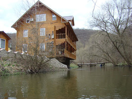 Один из корпусов санатория построен прямо вплотную к реке