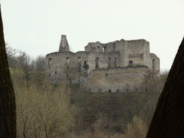 Замок находится на правом берегу