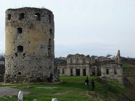 Замок находится на правом берегу
